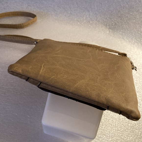 NWOT - Tan Crossbody Zippered Bag Adjustable Strap & Front Floral Design Pocket - Picture 10 of 10